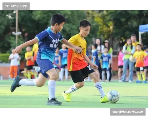 俱乐部开放日吸引大量家庭参与，亲子足球活动成亮点